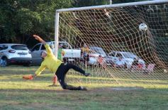 Foto de la galería: Torneo Arañita Trinidad: con las ex glorias en cancha, Villa Cabello gritó campeón