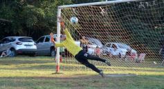 Foto de la galería: Torneo Arañita Trinidad: con las ex glorias en cancha, Villa Cabello gritó campeón