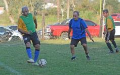 Foto de la galería: Torneo Arañita Trinidad: con las ex glorias en cancha, Villa Cabello gritó campeón