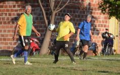 Foto de la galería: Torneo Arañita Trinidad: con las ex glorias en cancha, Villa Cabello gritó campeón