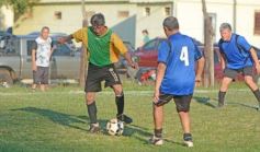 Foto de la galería: Torneo Arañita Trinidad: con las ex glorias en cancha, Villa Cabello gritó campeón