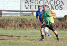 Foto de la galería: Torneo Arañita Trinidad: con las ex glorias en cancha, Villa Cabello gritó campeón