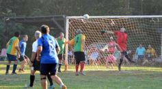 Foto de la galería: Torneo Arañita Trinidad: con las ex glorias en cancha, Villa Cabello gritó campeón
