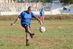 Foto de la galería: Torneo Arañita Trinidad: con las ex glorias en cancha, Villa Cabello gritó campeón