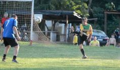 Foto de la galería: Torneo Arañita Trinidad: con las ex glorias en cancha, Villa Cabello gritó campeón