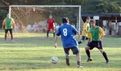 Foto de la galería: Torneo Arañita Trinidad: con las ex glorias en cancha, Villa Cabello gritó campeón