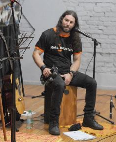 Foto de la galería: MetaLiteratura: se presentó el libro de poesía y tributo metalero de Matías Voynes 