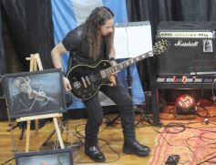 Foto de la galería: MetaLiteratura: se presentó el libro de poesía y tributo metalero de Matías Voynes 