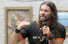 Foto de la galería: MetaLiteratura: se presentó el libro de poesía y tributo metalero de Matías Voynes 