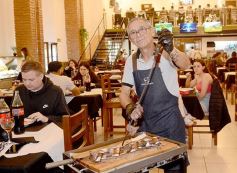 Foto de la galería: Noche de Sábado en el centro posadeño: punto de encuentro en el último finde del mes
