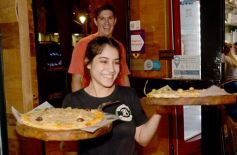 Foto de la galería: Noche de Sábado en el centro posadeño: punto de encuentro en el último finde del mes