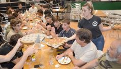 Foto de la galería: Noche de Sábado en el centro posadeño: punto de encuentro en el último finde del mes