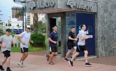 Foto de la galería: Entre recorridas y trabajo: el ritmo de la ciudad suma encuentro con los amigos