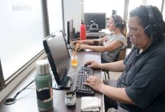 Foto de la galería: Entre recorridas y trabajo: el ritmo de la ciudad suma encuentro con los amigos