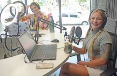 Foto de la galería: Entre recorridas y trabajo: el ritmo de la ciudad suma encuentro con los amigos