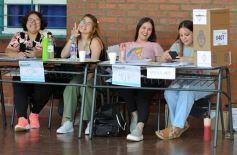 Foto de la galería: Balotaje 2023: con buen tiempo de por medio, el folclore electoral se vivió a pleno en la ciudad