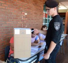 Foto de la galería: Balotaje 2023: con buen tiempo de por medio, el folclore electoral se vivió a pleno en la ciudad