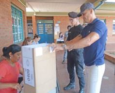 Foto de la galería: Balotaje 2023: con buen tiempo de por medio, el folclore electoral se vivió a pleno en la ciudad