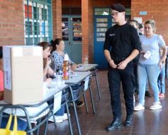 Foto de la galería: Balotaje 2023: con buen tiempo de por medio, el folclore electoral se vivió a pleno en la ciudad