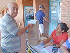 Foto de la galería: Balotaje 2023: con buen tiempo de por medio, el folclore electoral se vivió a pleno en la ciudad