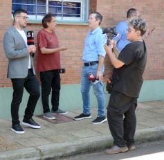 Foto de la galería: Balotaje 2023: con buen tiempo de por medio, el folclore electoral se vivió a pleno en la ciudad