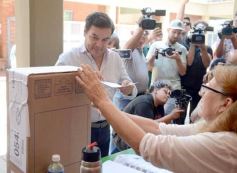 Foto de la galería: Balotaje 2023: con buen tiempo de por medio, el folclore electoral se vivió a pleno en la ciudad