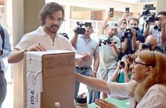 Foto de la galería: Balotaje 2023: con buen tiempo de por medio, el folclore electoral se vivió a pleno en la ciudad