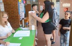 Foto de la galería: Balotaje 2023: con buen tiempo de por medio, el folclore electoral se vivió a pleno en la ciudad