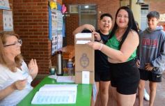 Foto de la galería: Balotaje 2023: con buen tiempo de por medio, el folclore electoral se vivió a pleno en la ciudad