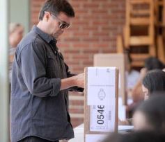 Foto de la galería: Balotaje 2023: con buen tiempo de por medio, el folclore electoral se vivió a pleno en la ciudad