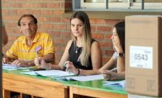 Foto de la galería: Balotaje 2023: con buen tiempo de por medio, el folclore electoral se vivió a pleno en la ciudad