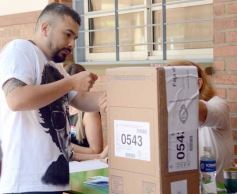Foto de la galería: Balotaje 2023: con buen tiempo de por medio, el folclore electoral se vivió a pleno en la ciudad