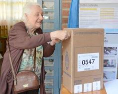 Foto de la galería: Balotaje 2023: con buen tiempo de por medio, el folclore electoral se vivió a pleno en la ciudad