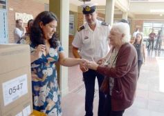 Foto de la galería: Balotaje 2023: con buen tiempo de por medio, el folclore electoral se vivió a pleno en la ciudad