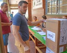Foto de la galería: Balotaje 2023: con buen tiempo de por medio, el folclore electoral se vivió a pleno en la ciudad