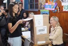 Foto de la galería: Balotaje 2023: con buen tiempo de por medio, el folclore electoral se vivió a pleno en la ciudad