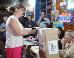 Foto de la galería: Balotaje 2023: con buen tiempo de por medio, el folclore electoral se vivió a pleno en la ciudad