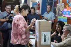 Foto de la galería: Balotaje 2023: con buen tiempo de por medio, el folclore electoral se vivió a pleno en la ciudad