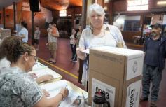 Foto de la galería: Balotaje 2023: con buen tiempo de por medio, el folclore electoral se vivió a pleno en la ciudad