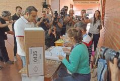 Foto de la galería: Balotaje 2023: con buen tiempo de por medio, el folclore electoral se vivió a pleno en la ciudad