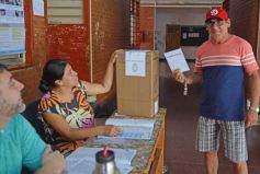 Foto de la galería: Balotaje 2023: con buen tiempo de por medio, el folclore electoral se vivió a pleno en la ciudad