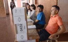 Foto de la galería: Balotaje 2023: con buen tiempo de por medio, el folclore electoral se vivió a pleno en la ciudad