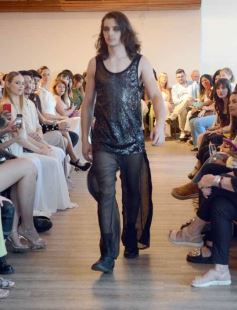 Foto de la galería: Desfile Cierre: moda y diseño misionero dieron cita en lo alto de la ciudad capital