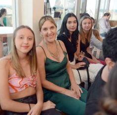 Foto de la galería: Desfile Cierre: moda y diseño misionero dieron cita en lo alto de la ciudad capital