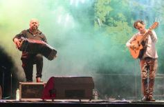 Sixto Fotografías. Sociedad. Anfiteatro Manuel A. Ramírez - 54° Festival del Litoral: con el Chango Spasiuk y otros consagrados, la fiesta popular abrió la 1ra noche