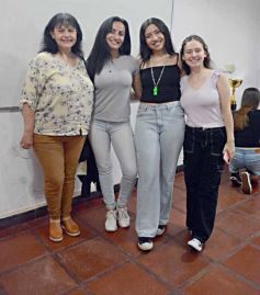 Foto de la galería: Entrega de silbatos: la Madre ya tiene a sus nuevas Directoras para la próxima Estudiantina