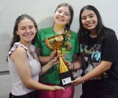 Foto de la galería: Entrega de silbatos: la Madre ya tiene a sus nuevas Directoras para la próxima Estudiantina