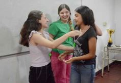 Foto de la galería: Entrega de silbatos: la Madre ya tiene a sus nuevas Directoras para la próxima Estudiantina