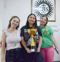 Foto de la galería: Entrega de silbatos: la Madre ya tiene a sus nuevas Directoras para la próxima Estudiantina