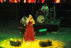 Foto de la galería: Festival del Litoral: postales que dejó la 2da noche con una grilla de lujo en el escenario